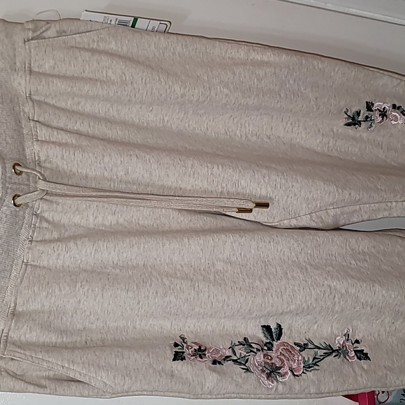 Life Worx by Gloria Vanderbilt sweat pants embroidered drawstring cropped - Picture 2 of 5